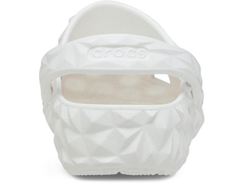 Задній вигляд білих сабо Crocs Classic Geometric White унісекс на студійному фоні