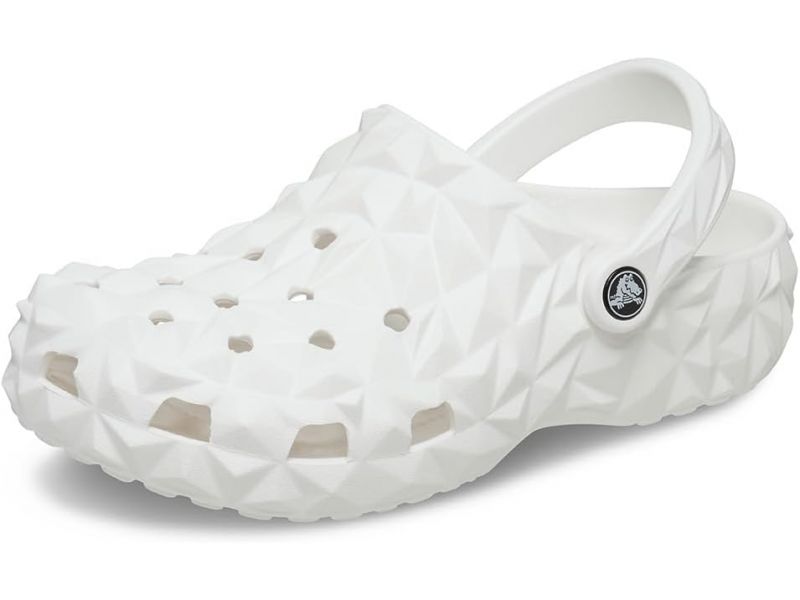 Передній вигляд білих сабо Crocs Classic Geometric White унісекс на студійному фоні