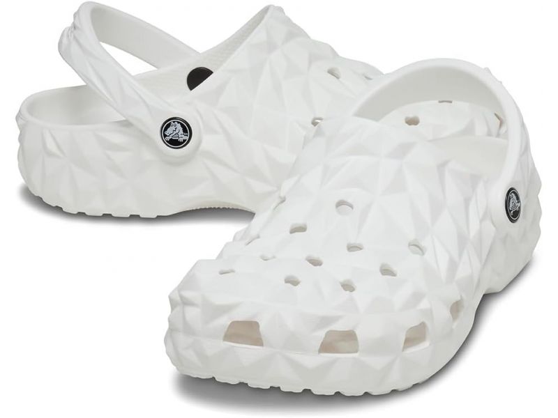 Пара білих сабо Crocs Classic Geometric White унісекс на студійному фоні
