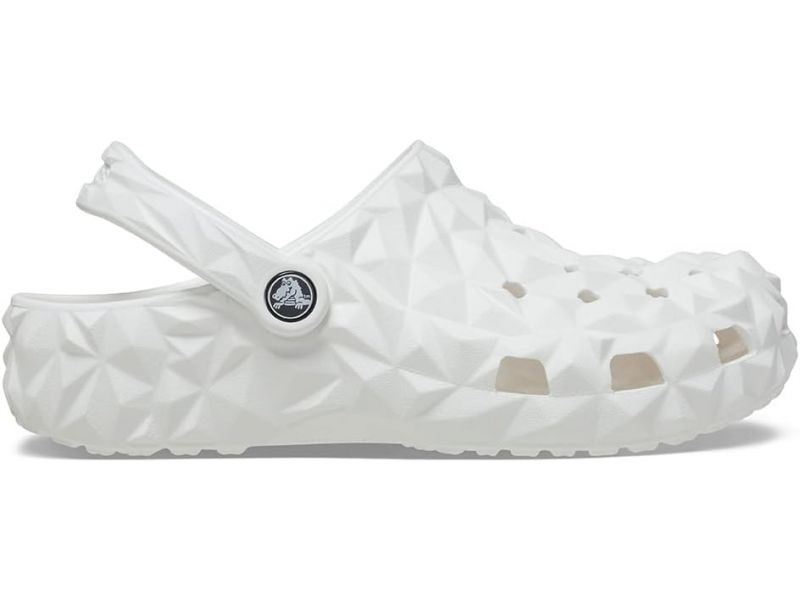 Боковий вигляд білих сабо Crocs Classic Geometric White унісекс на студійному фоні