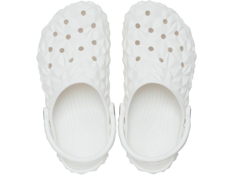 Вид зверху білих сабо Crocs Classic Geometric White унісекс на студійному фоні