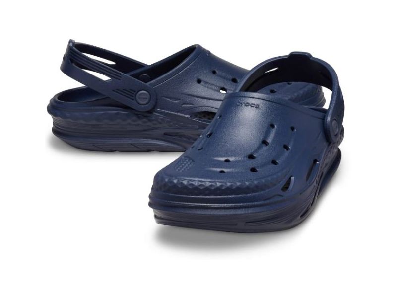 Пара Crocs Off Grid Navy — тёмно-синие сабо Crocs унисекс