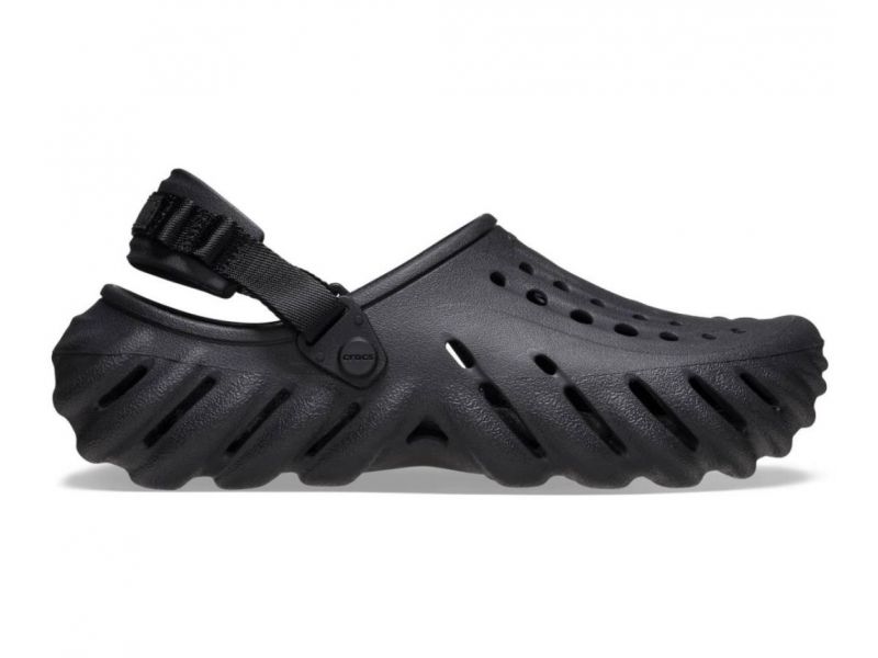 Оригинальные Crocs Echo Clog Desert Black — черные сабо, вид сбоку