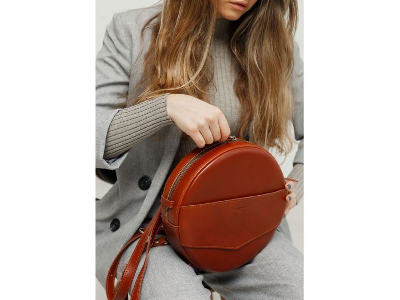 Кожаная женская круглая сумка-рюкзак Maxi светло-коричневая, фото 9