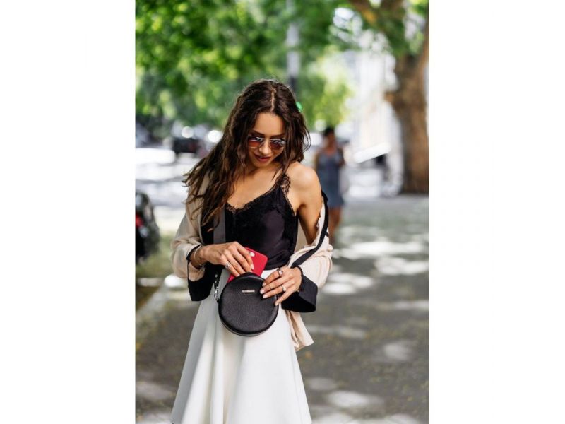 Круглая женская кожаная сумочка Tablet черная, фото 8