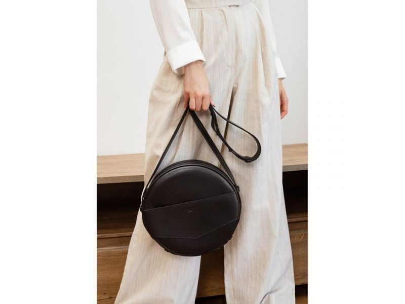 Кожаная женская круглая сумка-рюкзак Maxi черная, фото 9