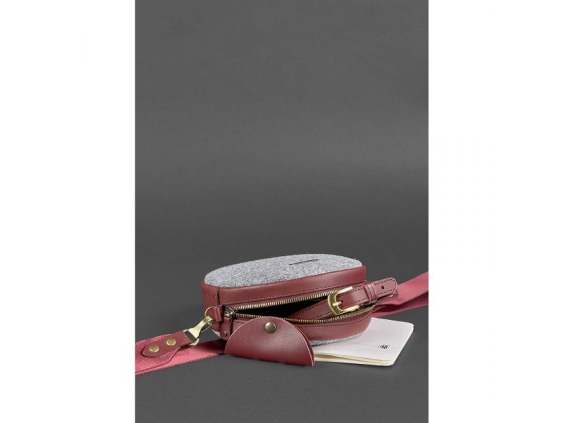 Круглая фетровая женская сумка Таблетка с кожаными бордовыми вставками, фото 4