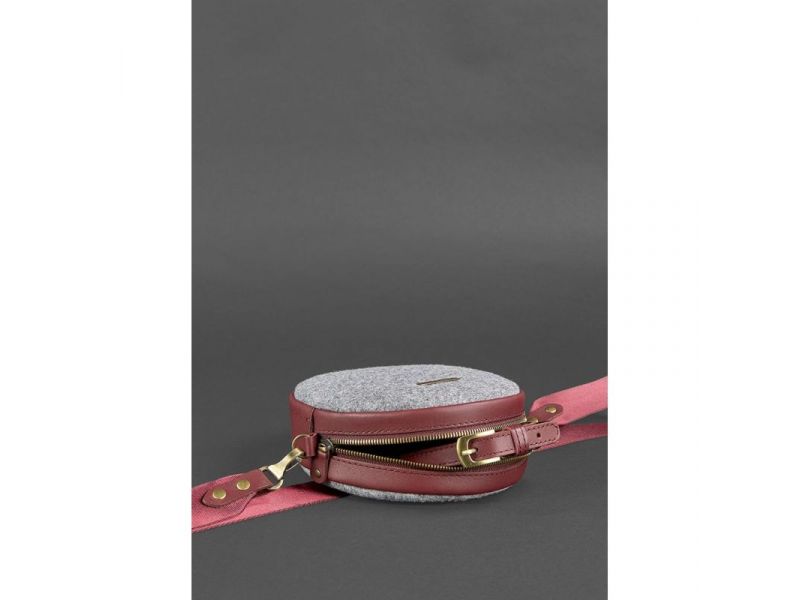Круглая фетровая женская сумка Таблетка с кожаными бордовыми вставками, фото 5