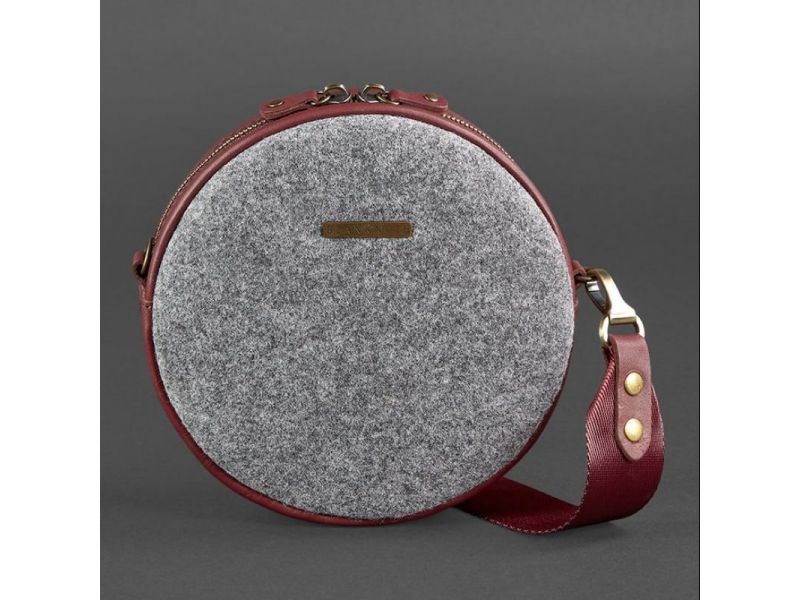 Круглая фетровая женская сумка Таблетка с кожаными бордовыми вставками, фото 6