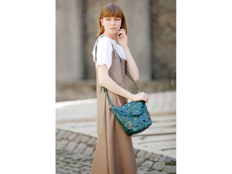 Кожаная плетеная женская сумка Пазл M зеленая Krast, фото 1