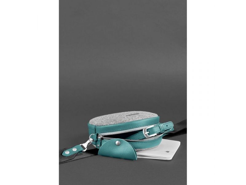 Круглая фетровая женская сумка Таблетка с кожаными бирюзовыми вставками, фото 4