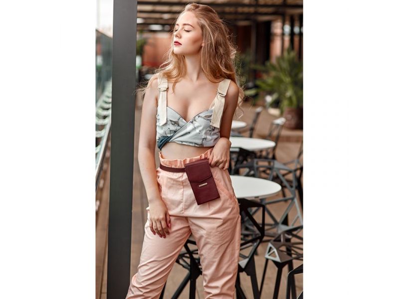 Вертикальная женская кожаная сумка Mini поясная/кроссбоди бордовая, фото 6