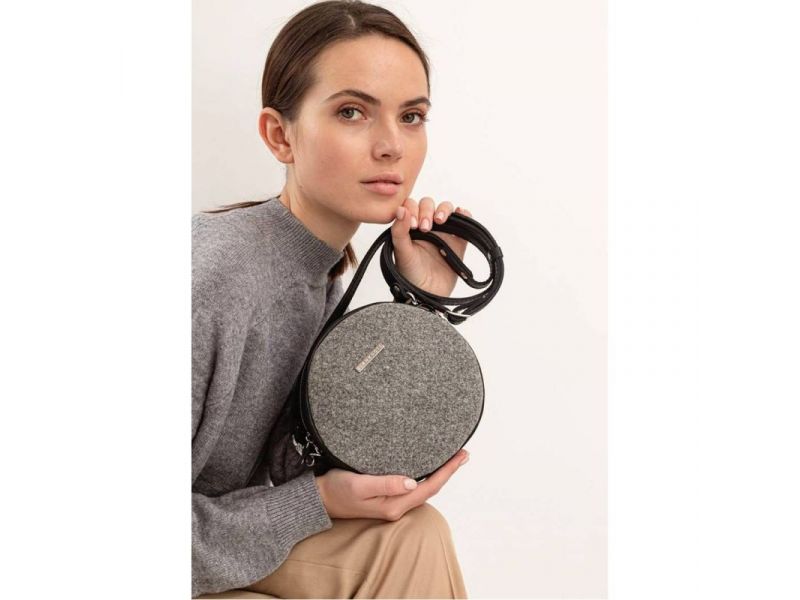 Круглая фетровая женская сумка Таблетка с кожаными черными вставками, фото 10