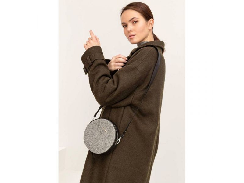 Круглая фетровая женская сумка Таблетка с кожаными черными вставками, фото 6