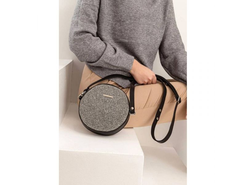 Круглая фетровая женская сумка Таблетка с кожаными черными вставками, фото 8