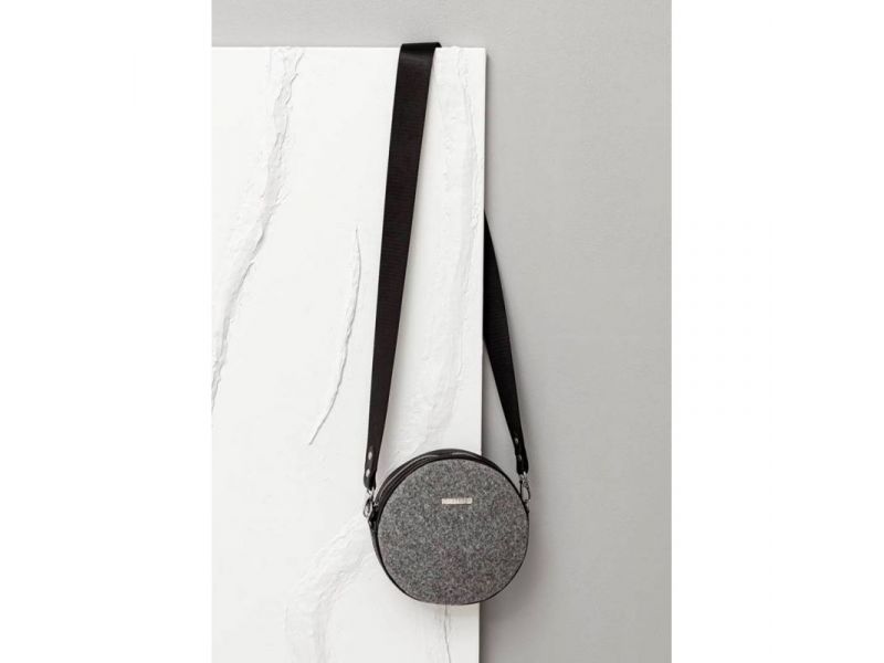 Круглая фетровая женская сумка Таблетка с кожаными черными вставками, фото 9