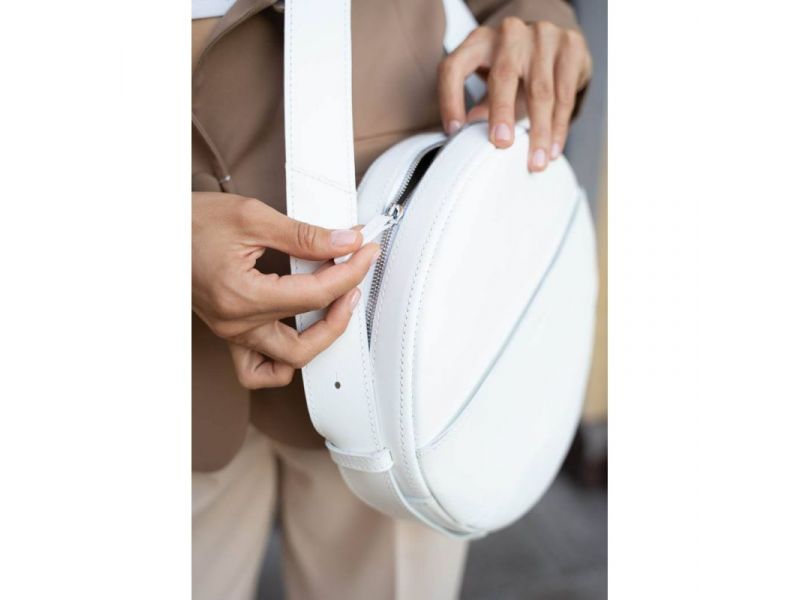 Кожаная женская круглая сумка-рюкзак Maxi белая, фото 9