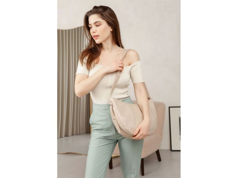 Кожаная женская сумка Круассан светло-бежевая, фото 1