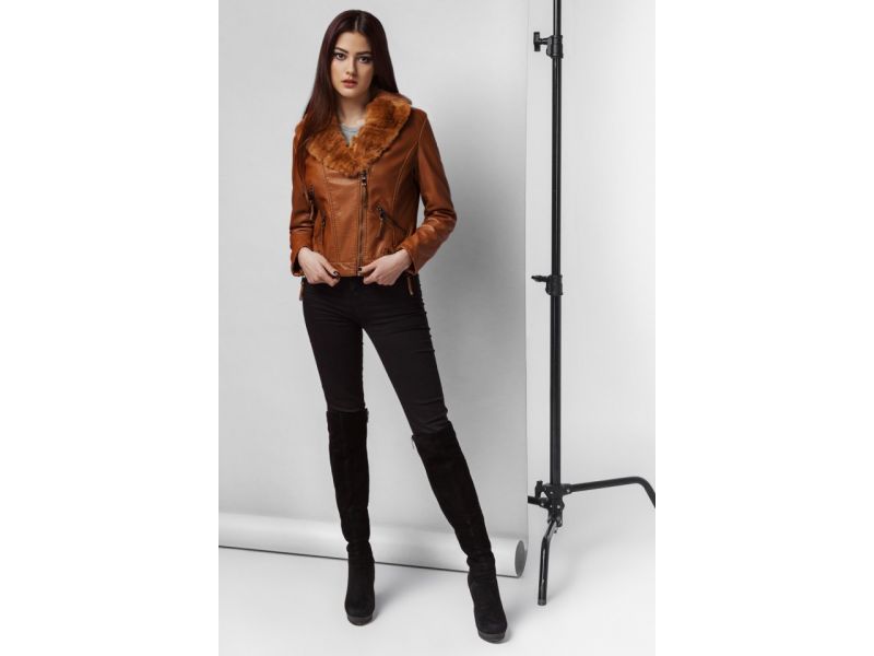 Женский осенне-весенний молодежный пуховик из экокожи цвет коричневый модель 25623, фото 1