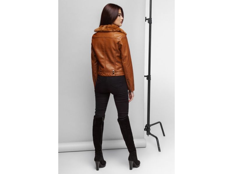 Женский осенне-весенний молодежный пуховик из экокожи цвет коричневый модель 25623, фото 5