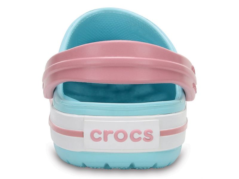 Вид сзади: Розовый ремешок на детских кроксах – задний вид